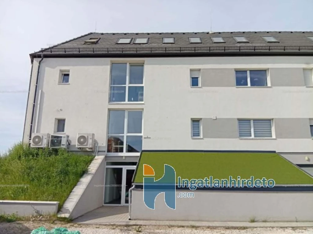 Eladó téglalakás, Vác