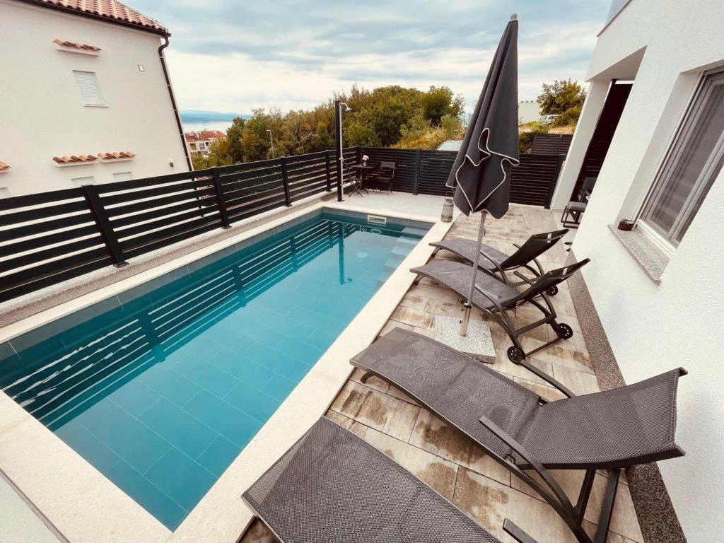 CRIKVENICA – EXKLUZÍV APARTMAN SAJÁT MEDENCÉVEL