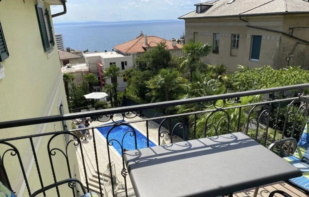 Opatija – panorámás lakás medencés villában