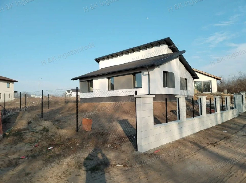 4586/2: Új építésű családi ház Vácrátóton, amely ideális otthont biztosít a modern életvitel kedvelőinek.