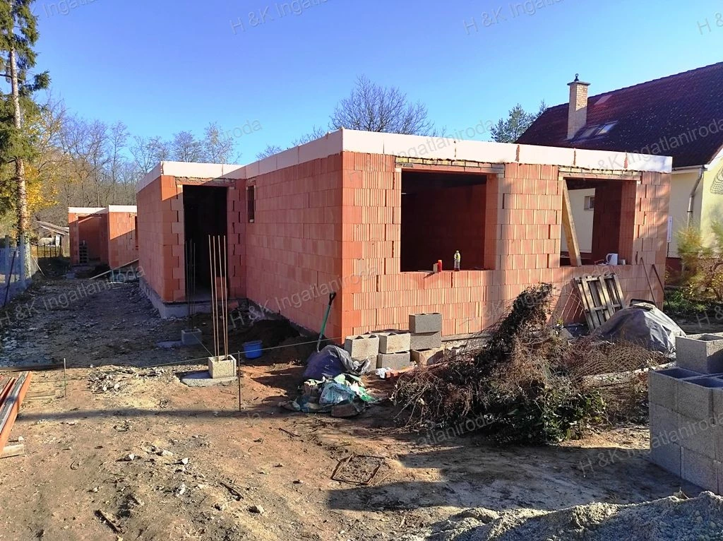 4636/1: CSAK A GARÁZSOKKAL KAPCSOLÓDÓ ikerház mindkét fele eladó!