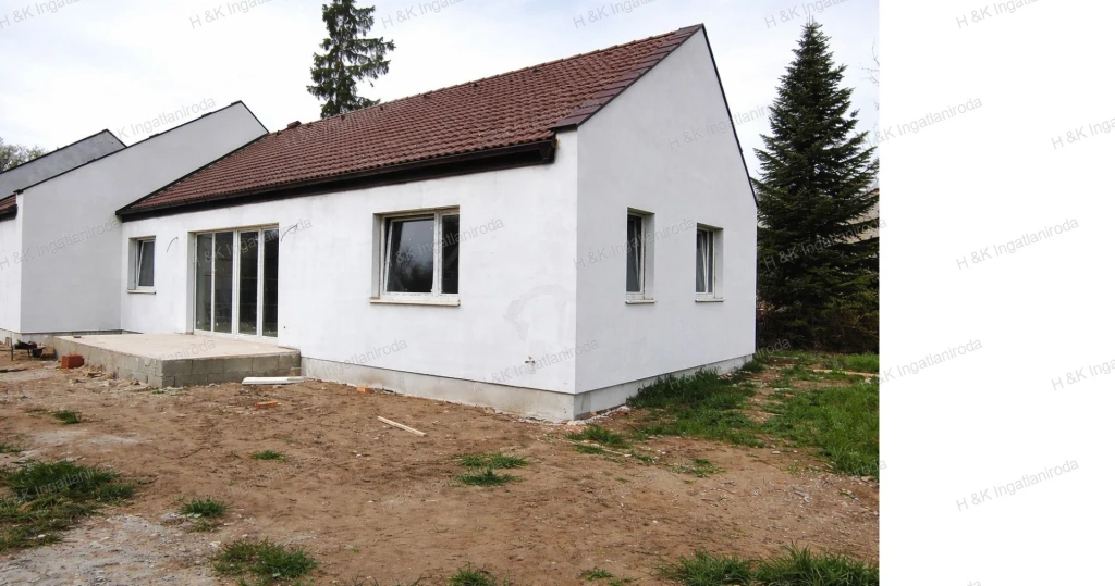 4636/1: CSAK A GARÁZSOKKAL KAPCSOLÓDÓ ikerház mindkét fele eladó!