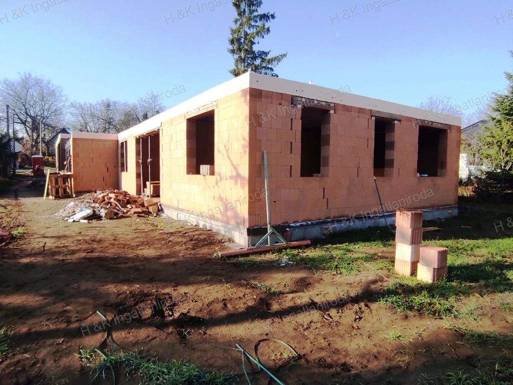 4636/2: CSAK A GARÁZSOKKAL KAPCSOLÓDÓ IKERHÁZ!!