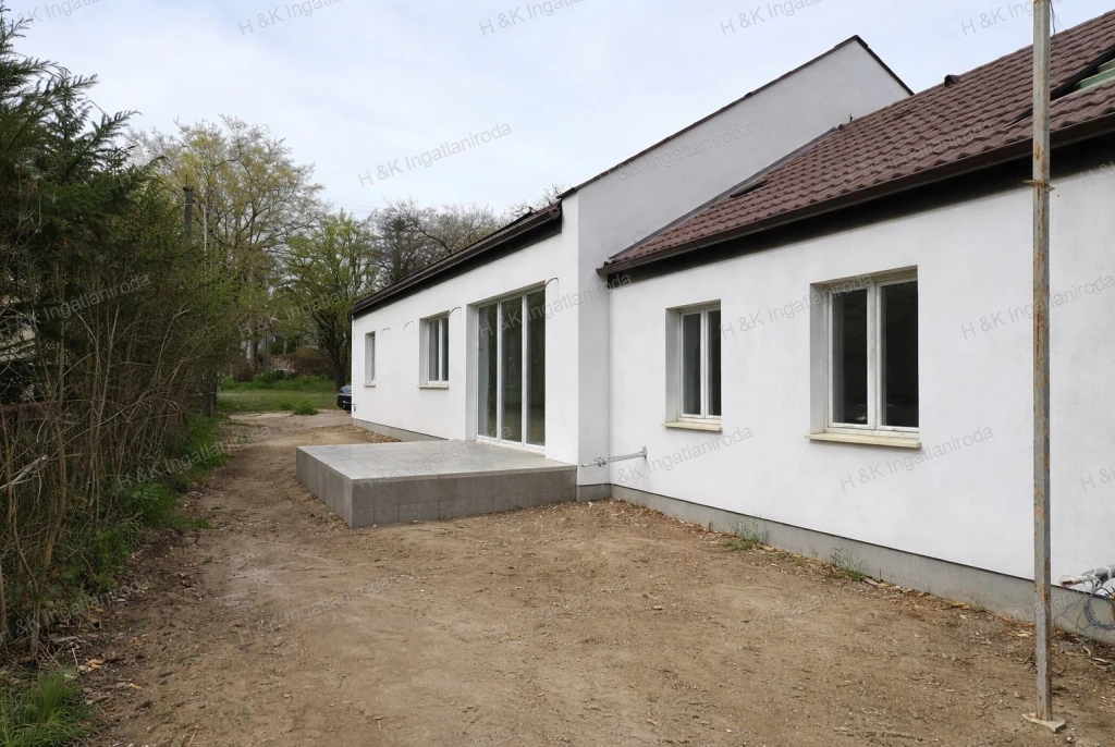 4636/2: CSAK A GARÁZSOKKAL KAPCSOLÓDÓ IKERHÁZ!!