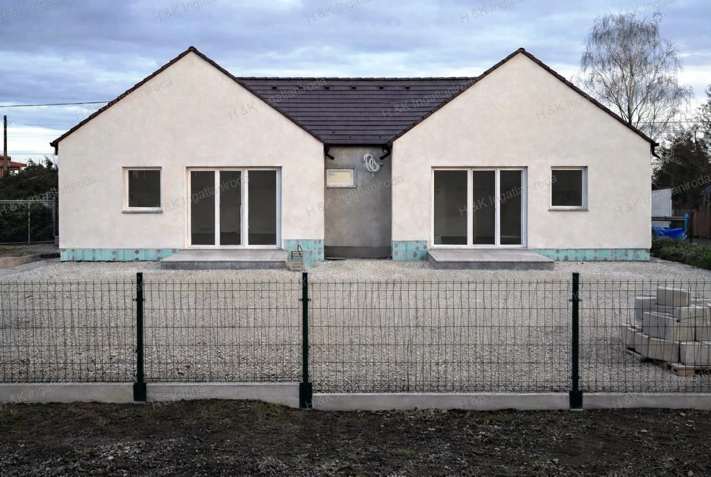 4647: CSAK A HÁZTARTÁSI HELYISÉGEKKEL érintkező ikerház mindkét fele eladó Csörögön!