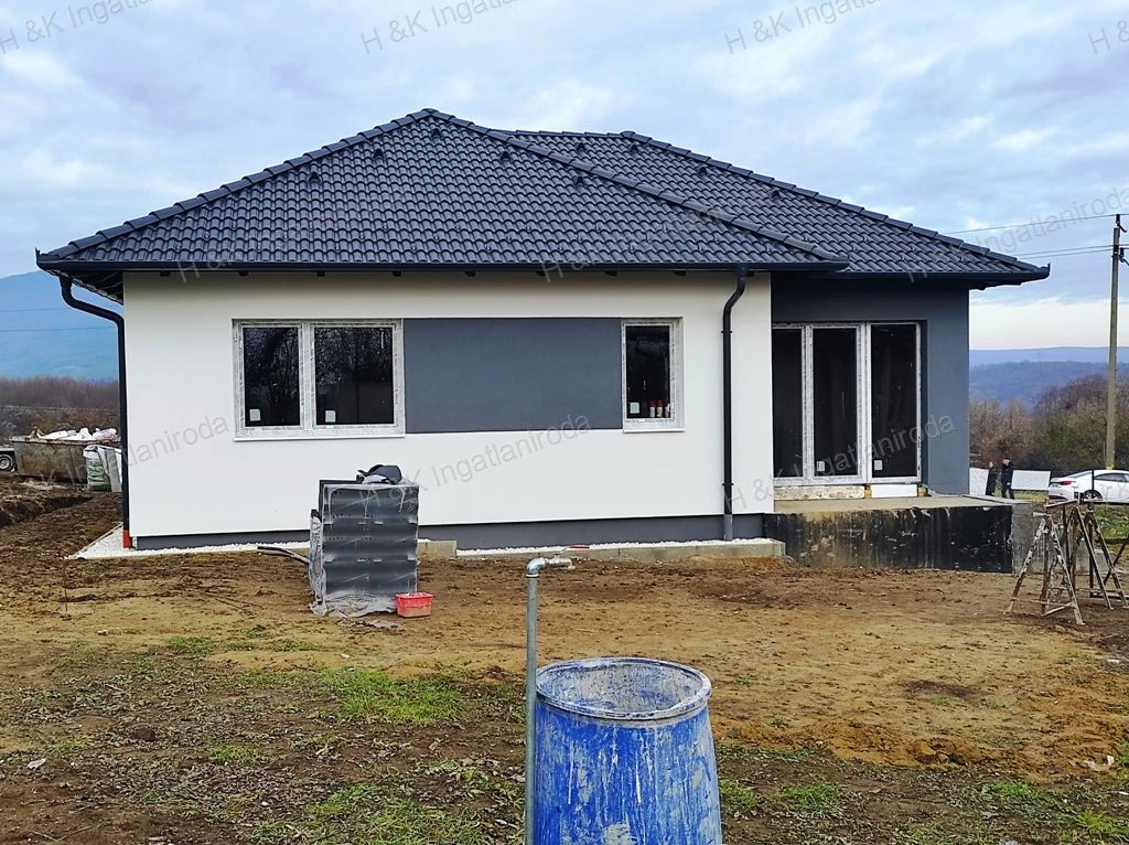 4632:Vác, Bácska dűlő városrészében panorámás telekre épülő családi ház eladó!