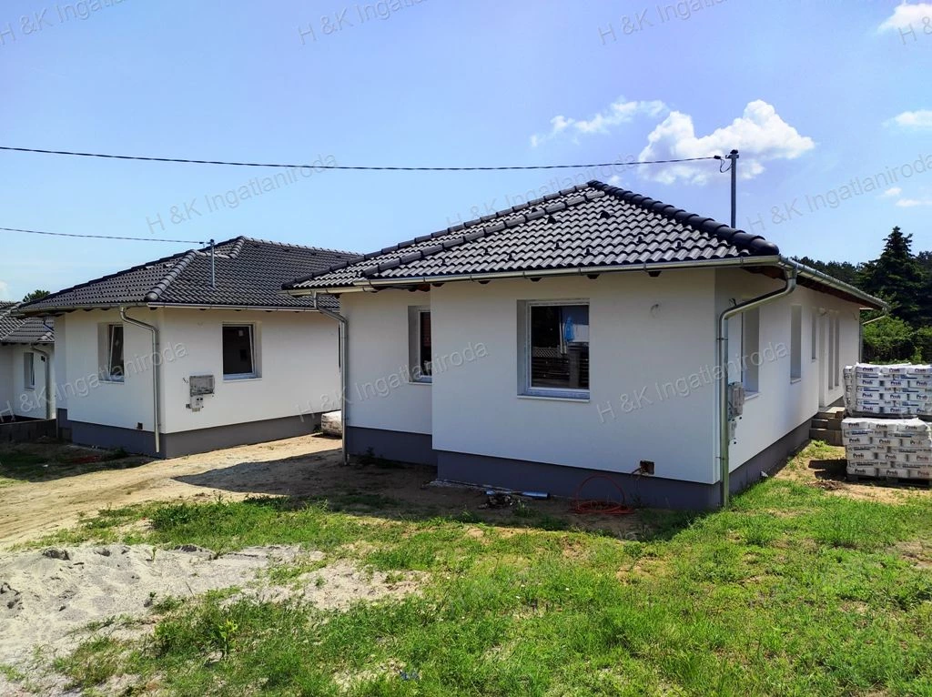 4651/2: Új építésű, földszintes családi házak Erdőkertesen!