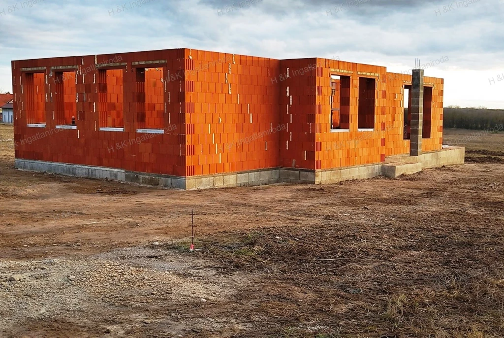 4664: Nappali + 3 szobás, új építésű, családi ház Csörögön!