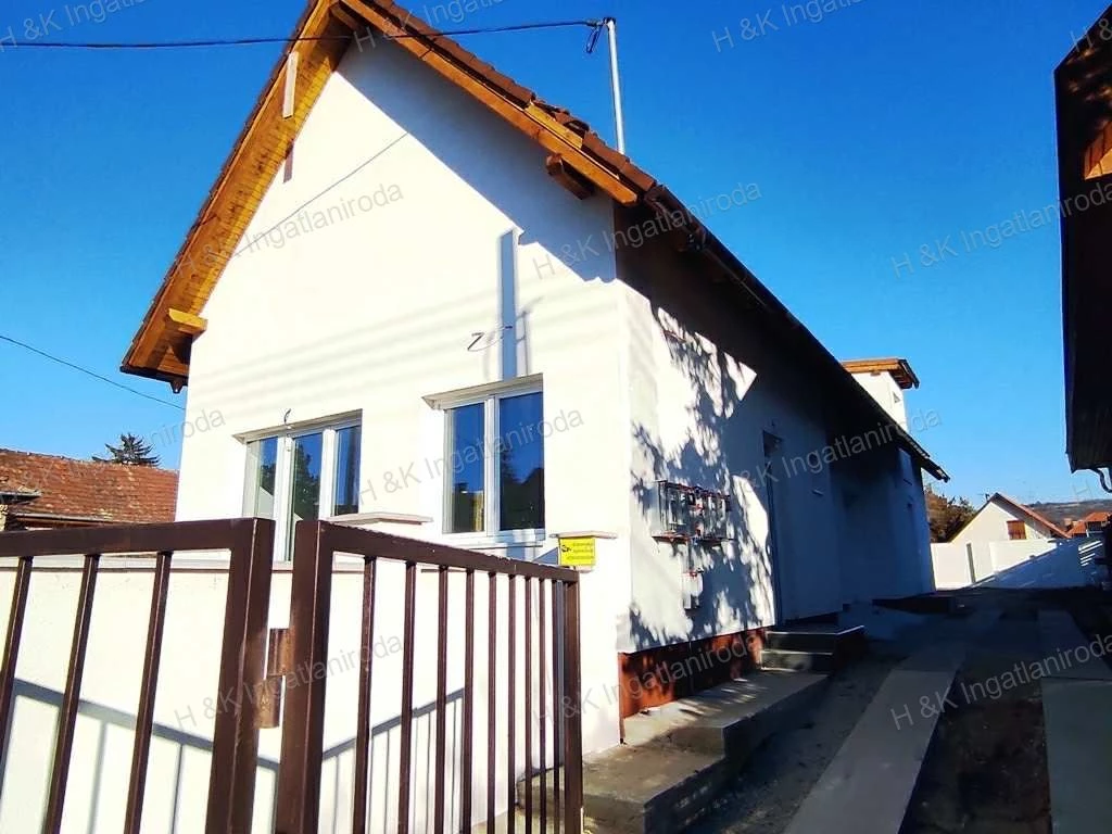 4669: Fót, Ófalun épült ikerház utcafronti lakása eladó!