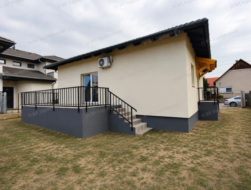 4704/1: FELÚJÍTOTT, NAPPALI + 3 SZOBÁS CSALÁDI HÁZ 550 M²-ES KERTTEL DUNAKESZI RÉVDŰLŐBEN