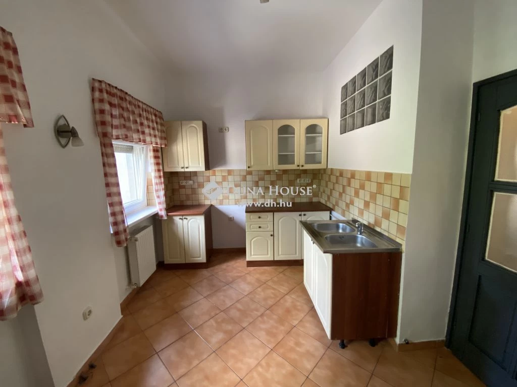 For sale brick flat, Pécs