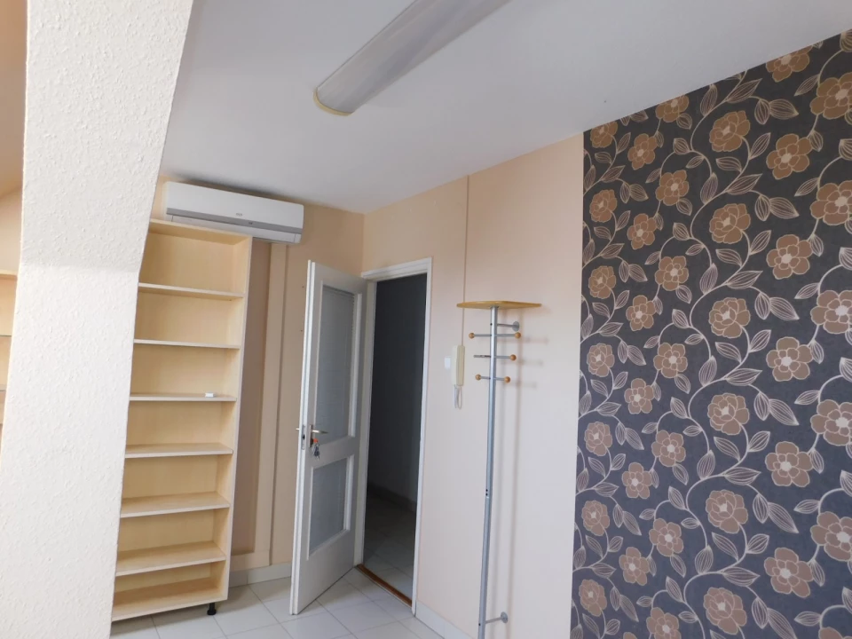 Kecskemét belvárosában, a posta közelében, Irodaházban, I.em, 14m2-es iroda kiadó