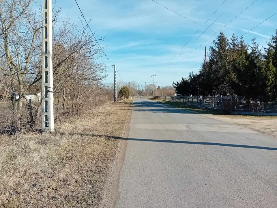 Kecskeméttől kb.8 km-re, Helvécia és Ballószög között, 3016m2 telek eladó.