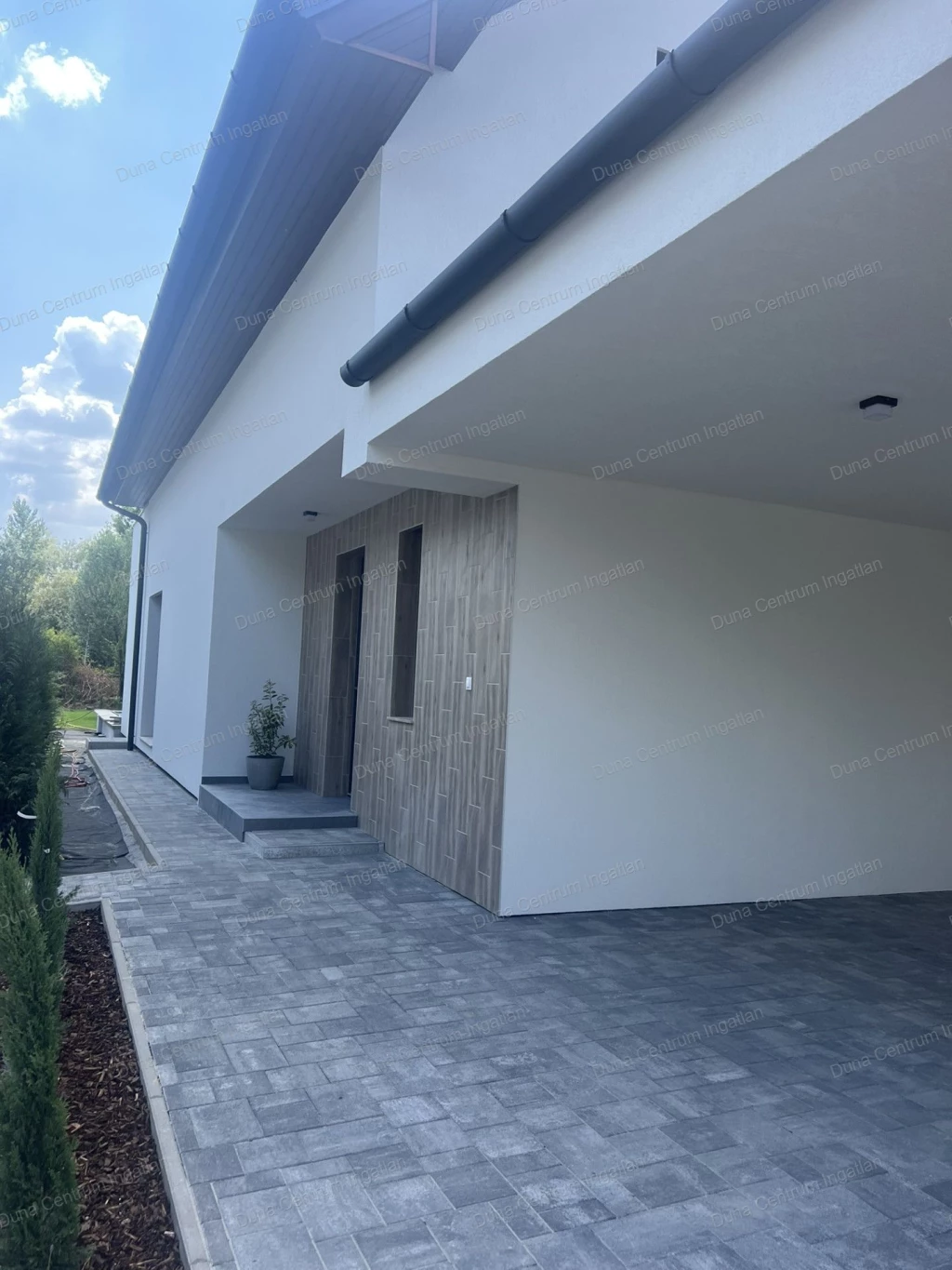 Partközeli, új építésű családi ház hosszú távra kiadó !