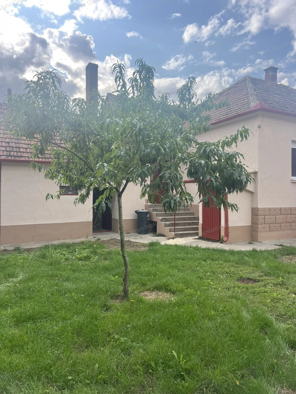 Felújított falusi ház gazdálkodásra alkalmas területtel eladó !