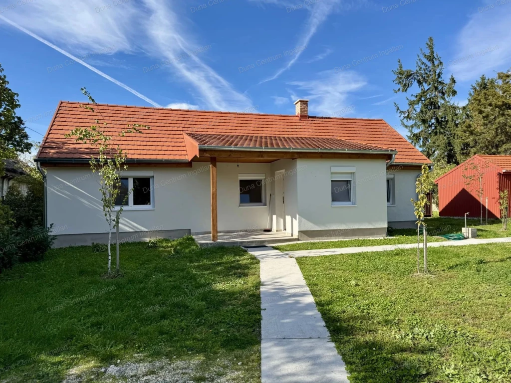 Partközeli , felújított családi ház eladó !