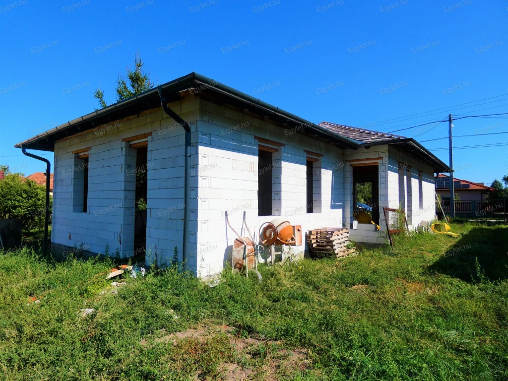 Megvételre kínálunk a 17. kerület egyik legszebb részén, Rákoscsabán egy új építésű, BB energetikai besorolású, teraszos, garázsos, bruttó 145 nm-es, 2 fürdős, 4 szobás önálló családi házat.