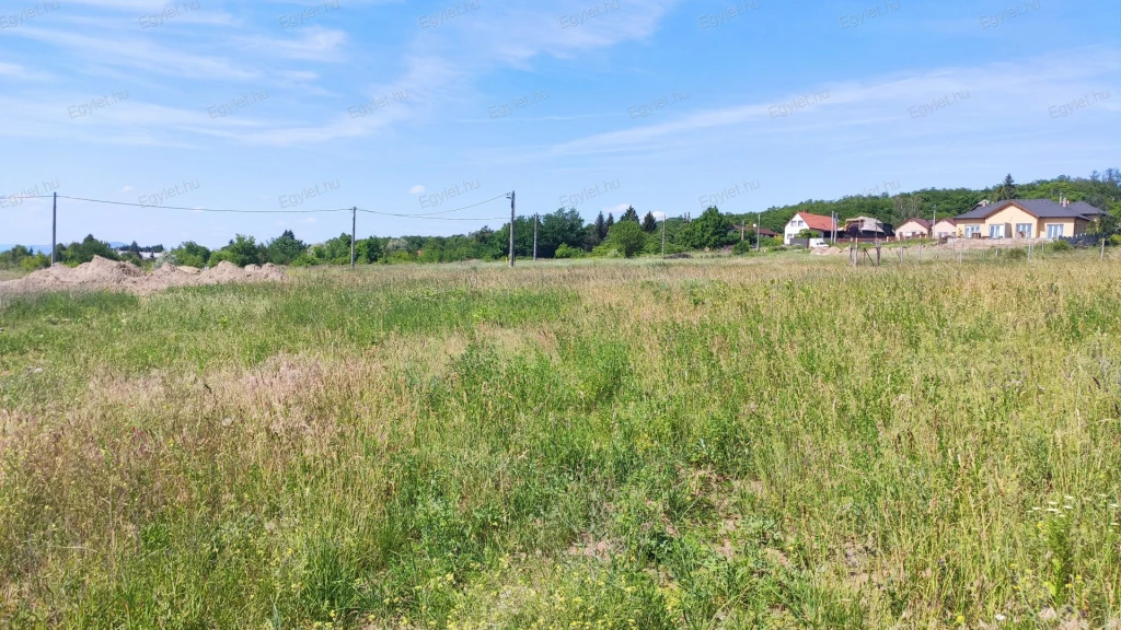 Megvételre kínálunk Szadán egy 1500 nm-es panorámás, közművekkel rendelkező építési telket.