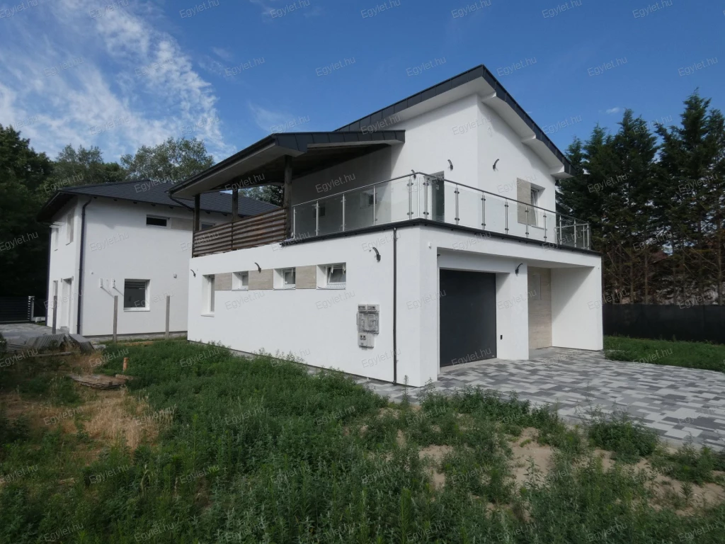 Megvételre kínálunk a 17. kerületben az Akadémiaújtelepen egy új építésű, dupla teraszos, 4 szobás, 5 fürdős, nettó 132 m²-es luxus családiházat.