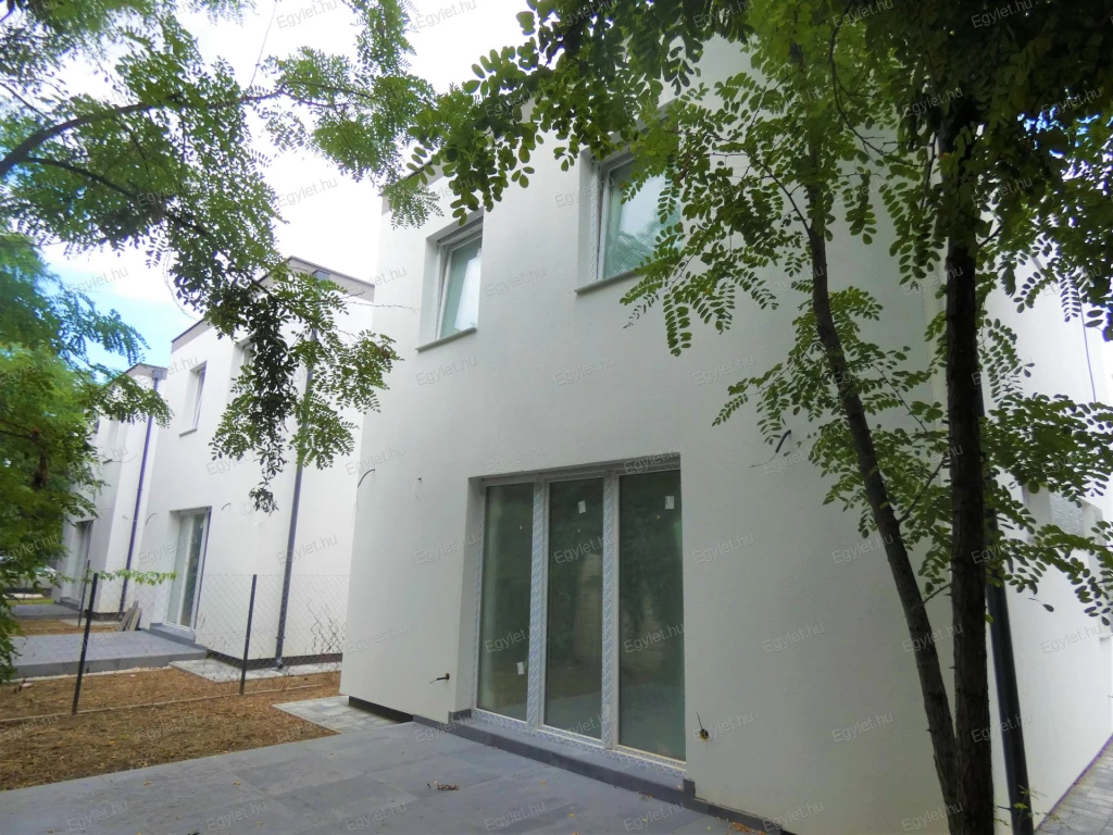 Megvételre kínálunk Vecsésen egy új építésű 124 m²-es, HŐSZIVATTYÚS, teraszos, 5 szobás, dupla komfortos, gardróbos, dupla garázsos,családiházat.