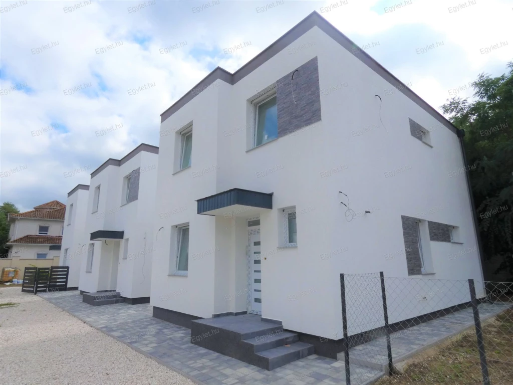 Megvételre kínálunk Vecsésen egy új építésű 124 m²-es, HŐSZIVATTYÚS, teraszos, 5 szobás, dupla komfortos, gardróbos, dupla garázsos,családiházat.