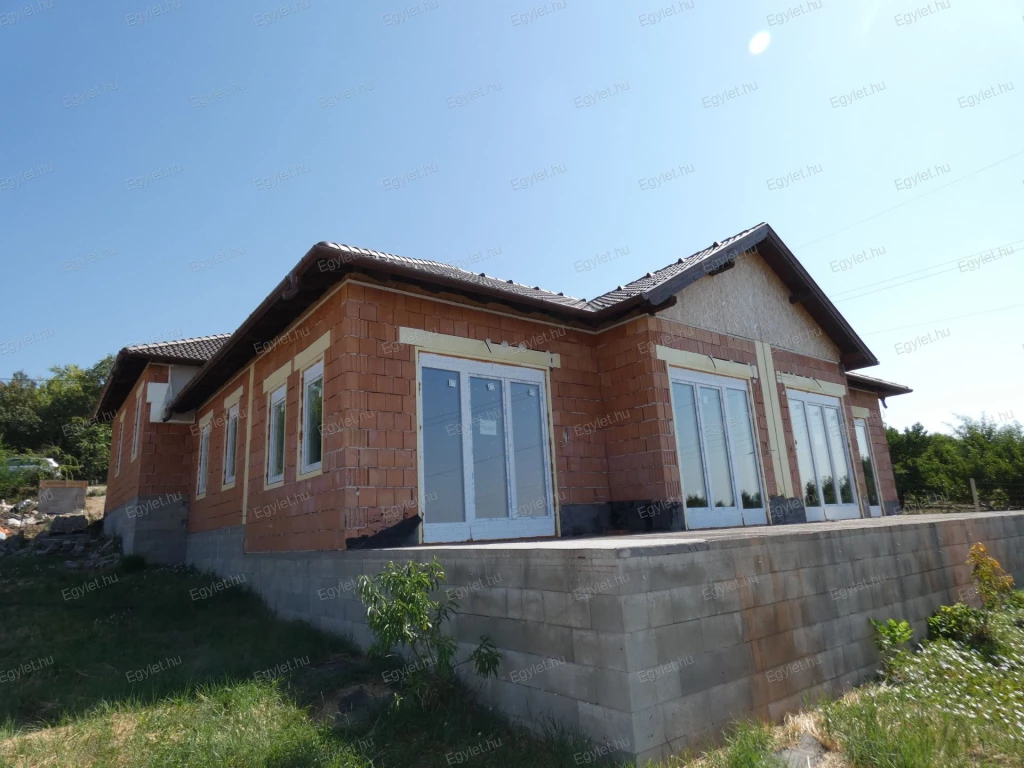 Megvételre kínálunk Szadán egy új építésű, HŐSZIVATTYÚS, dupla teraszos, 4 szobás, összkomfortos 134m²-es ikerházat.