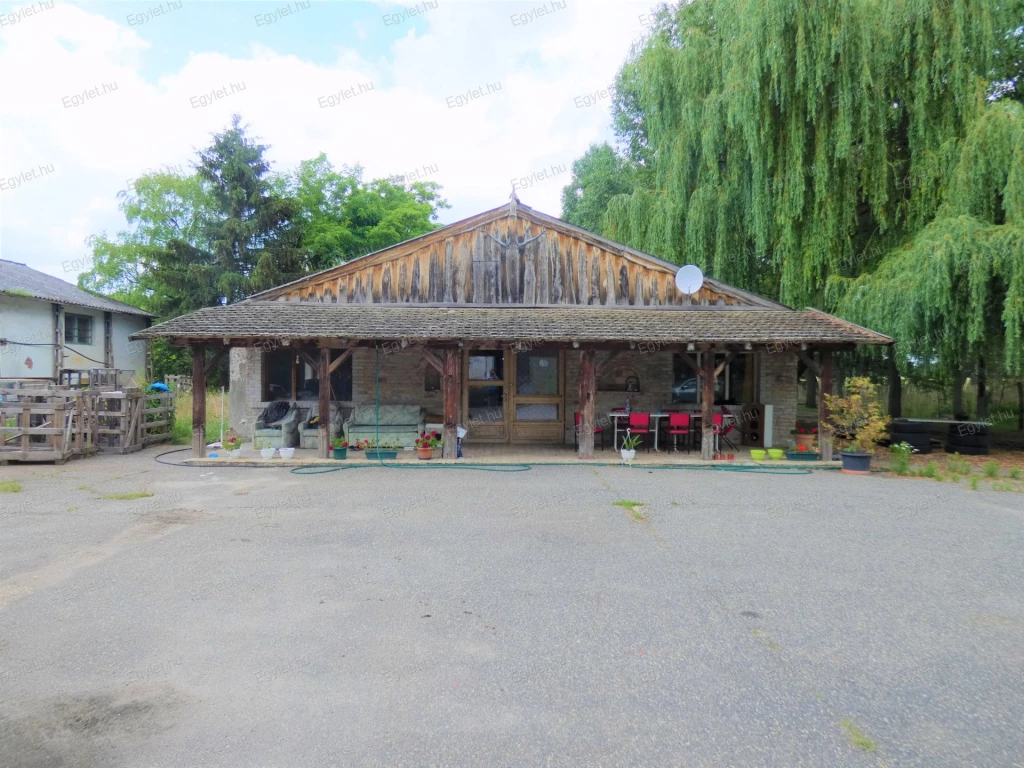 Megvételre kínálunk a Ráckevei Dunaág mellett, Dunától 300 m-re egy 27000 m2-es majort, a hozzá tartozó épületekkel együtt.