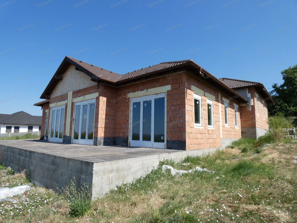Megvételre kínálunk Szadán egy új építésű, HŐSZIVATTYÚS, dupla teraszos, 4 szobás, összkomfortos 134m²-es ikerházat.