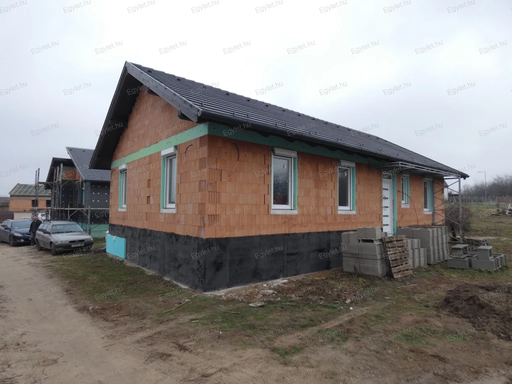 Megvételre kínálunk Vácrátót egyik legszebb részén a Szent István lakóparkban, egy HÓSZIVATTYÚS, teraszos, 94 nm-es, 4 szobás, gardróbos, önálló családi házat.