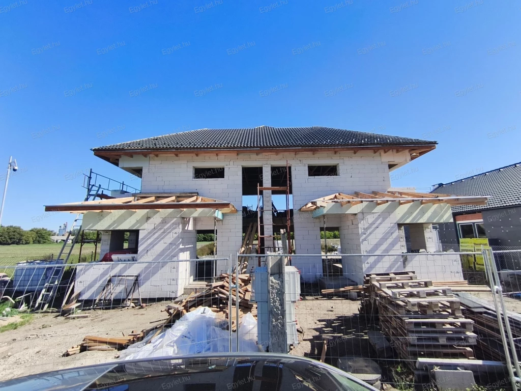 Megvételre kínálunk Tordas egyik legszebb részén, egy HÓSZIVATTYÚS, KLÍMÁS, új építésű, teraszos, erkélyes, NETTÓ 130 nm-es, 5 szobás, dupla fürdős ikerházat.