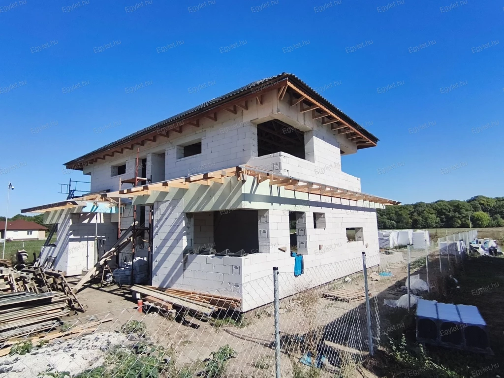 Megvételre kínálunk Tordas egyik legszebb részén, egy HÓSZIVATTYÚS, KLÍMÁS, új építésű, teraszos, erkélyes, NETTÓ 130 nm-es, 5 szobás, dupla fürdős ikerházat.