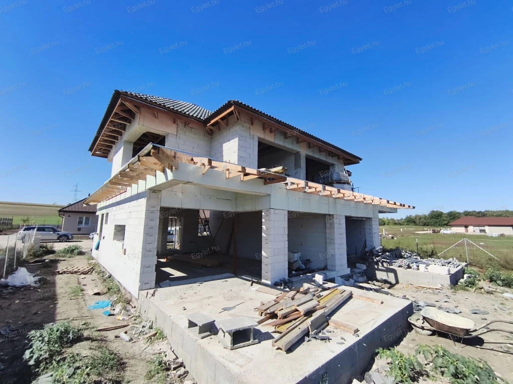 Megvételre kínálunk Tárnok egyik legszebb részén, egy HÓSZIVATTYÚS, KLÍMÁS, új építésű, teraszos, erkélyes, NETTÓ 130 nm-es, 5 szobás, dupla fürdős ikerházat.