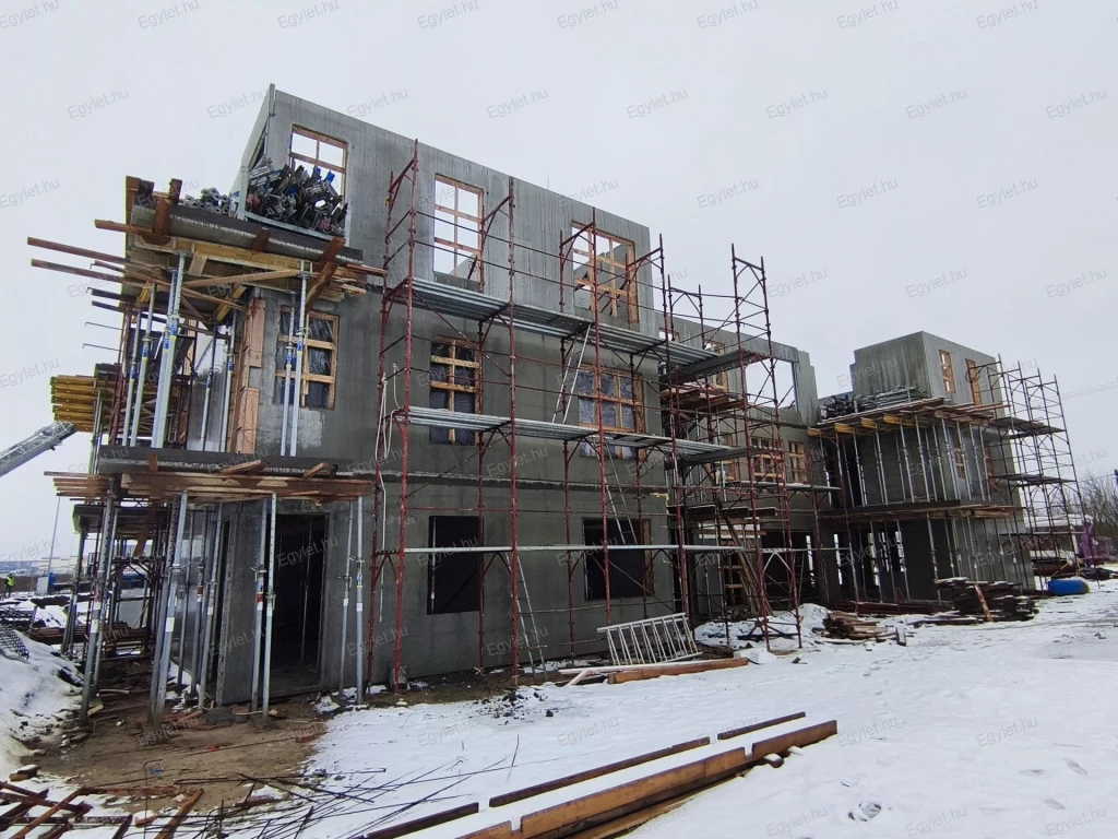 Budapesten a 15. kerületben, Rákospalotán kínálunk eladásra egy 77 nm-es, HŐSZIVATTYÚS, teraszos, KERTKAPCSOLATOS, 3 szobás, dupla komfortos, amerikai konyhás, nappalis, új építésű LIFTES társasházban