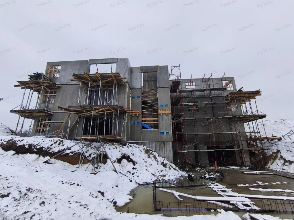 Budapesten a 15. kerületben, Rákospalotán kínálunk eladásra egy 72 nm-es, HŐSZIVATTYÚS, erkélyes, 3 szobás, dupla komfortos, amerikai konyhás, nappalis, új építésű LIFTES társasházban lévő első emelet