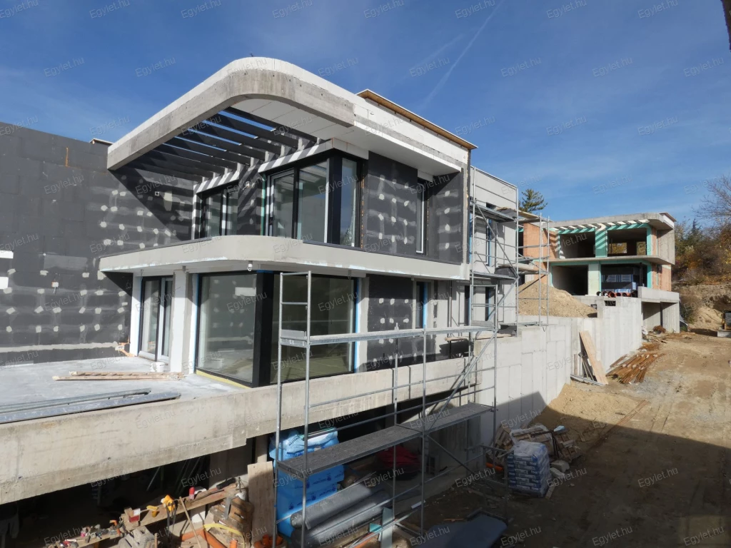 Megvételre kínálunk a 3. kerület egyik legszebb részén, az Ürömhegyen, egy minimál stílusú, ÖRÖKPANORÁMÁS, dupla garázsos, HÓSZIVATTYÚS, teraszos, erkélyes, 165 nm-es, 5 szobás, dupla komfortos luxus