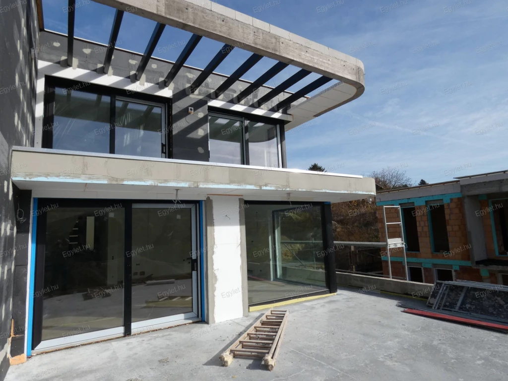 Megvételre kínálunk a 3. kerület egyik legszebb részén, az Ürömhegyen, egy minimál stílusú, ÖRÖKPANORÁMÁS, dupla garázsos, HÓSZIVATTYÚS, teraszos, erkélyes, 195 nm-es, 5 szobás, dupla komfortos luxus