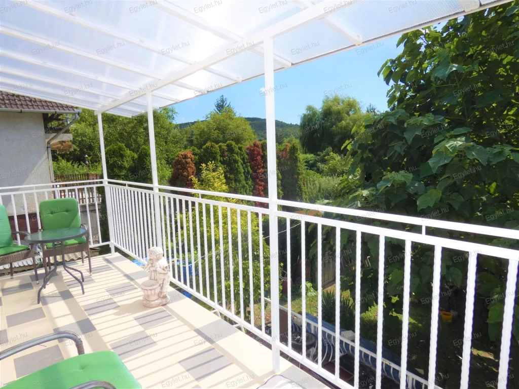 Megvételre kínálunk Domonyvölgy belterületén egy három szintes, teraszos, 105 nm-es, 3 szobás, téglából épült házat. Az ingatlan nagyon jó elosztású, világos, nyitott terekkel rendelkezik.