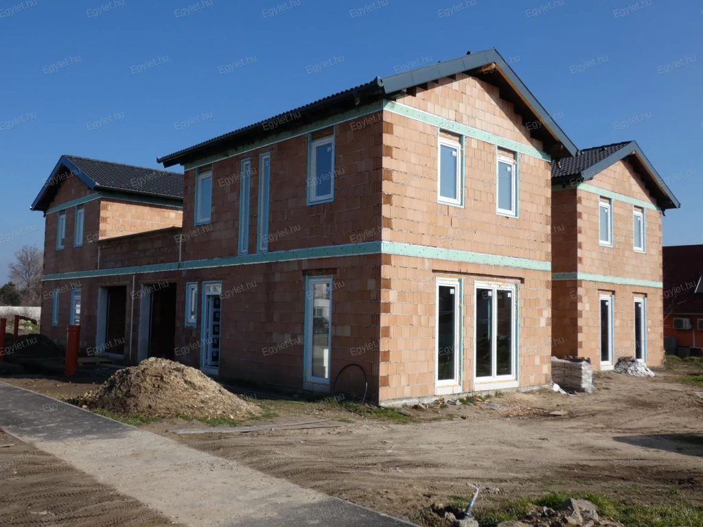 Megvételre kínálunk Vecsés legszebb részén egy garázsos, HÓSZIVATTYÚS, teraszos, 120 nm-es, 4 szobás, 2 fürdős ikerházat.