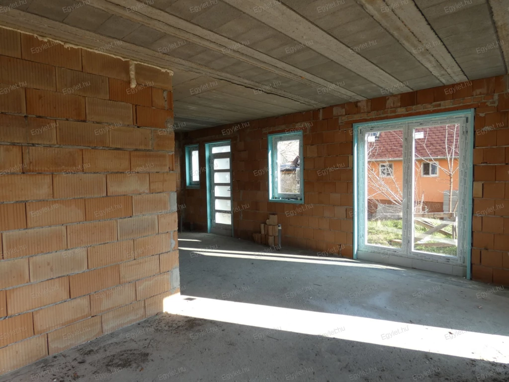 Megvételre kínálunk Vecsés legszebb részén egy garázsos, HÓSZIVATTYÚS, teraszos, 120 nm-es, 4 szobás, 2 fürdős ikerházat.