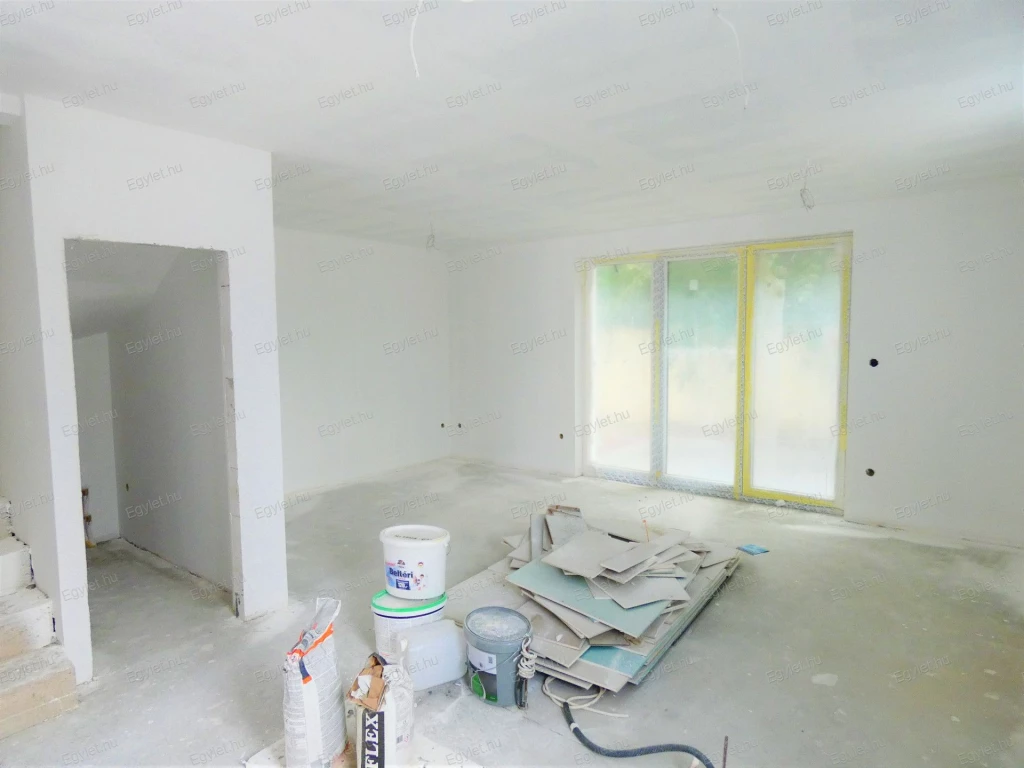 Megvételre kínálunk Üllőn egy új építésű, hőszivattyús, 120 m²-es, teraszos, 5 szobás, dupla komfortos, gardróbos, családiházat.