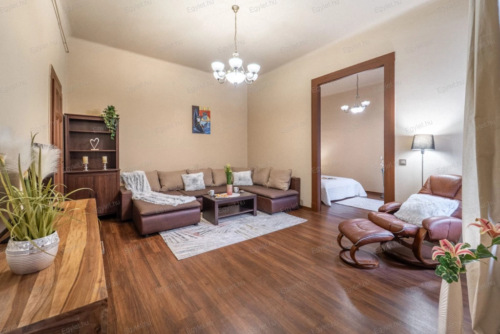 Eladó felújított lakás a Városligetnél