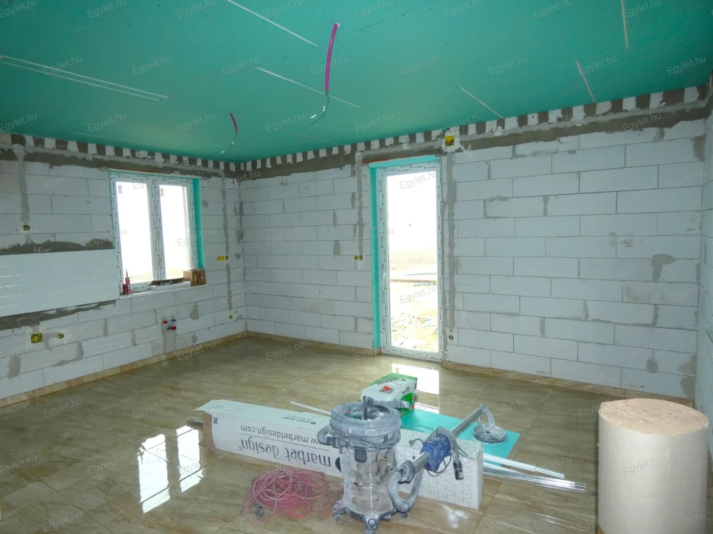 Megvételre kínálunk Monoron egy újépítésű, HÓSZIVATTYÚS, KLÍMÁS, teraszos, 86 nm-es, 4 szobás ikerházat.