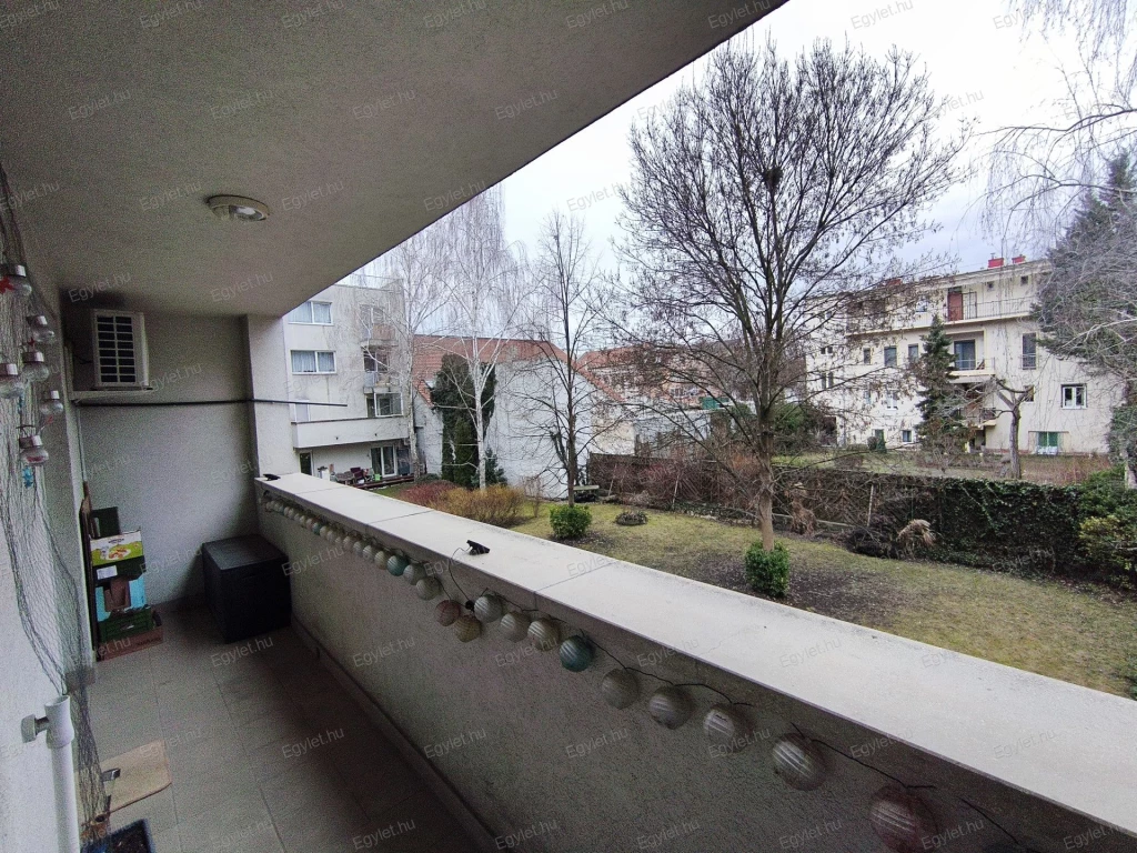 Eladó a 10. kerületben egy 2009-ban épült, KLÍMÁS, garázsos, kitűnő állapotú, első emeleti, rendezett gazdasági viszonyokkal rendelkező társasházban lévő, 2 szobás, 56 m2 -es, erkélyes lakás.