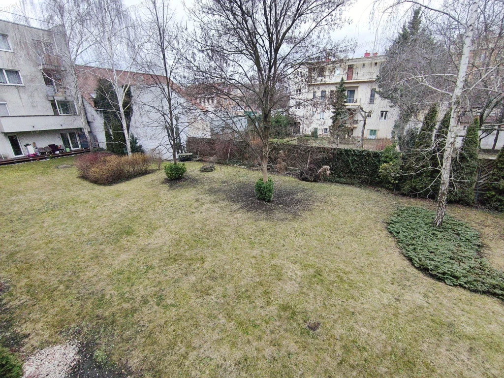 Eladó a 10. kerületben egy 2009-ban épült, KLÍMÁS, kitűnő állapotú, első emeleti, rendezett gazdasági viszonyokkal rendelkező társasházban lévő, 2 szobás, 56 m2 -es, erkélyes lakás.