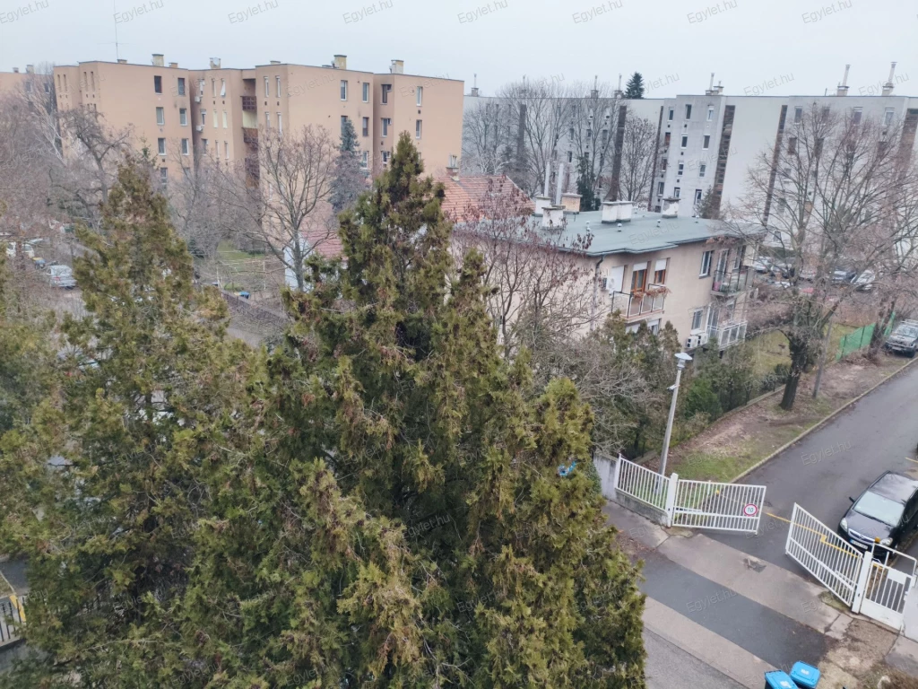 Eladó a 14. kerületben egy csúsztatott zsalus, KLÍMÁS, felújítandó, harmadik emeleti, rendezett gazdasági viszonyokkal rendelkező társasházban lévő, 3 szobás, 56 m2 -es, erkélyes lakás.