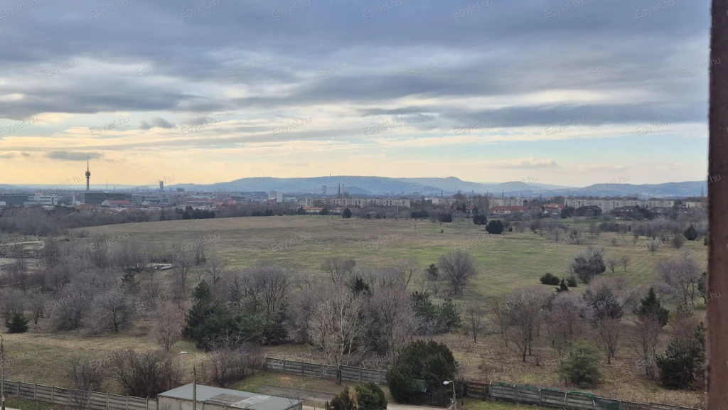 Eladó a 10. kerületben egy felújítandó, nyolcadik emeleti, liftes, rendezett gazdasági viszonyokkal rendelkező társasházban lévő, 2 szobás, 49 m2 -es, erkélyes panellakás.