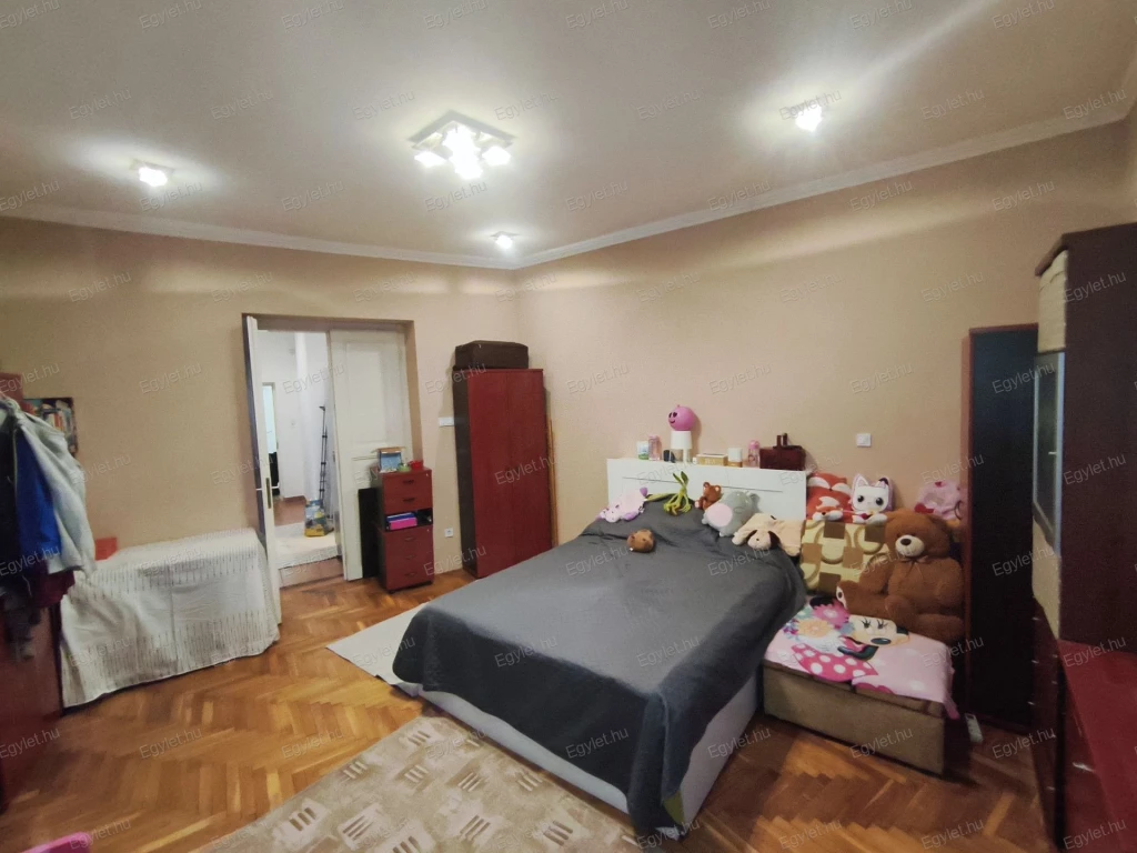 Eladó a 23. kerületben, Soroksáron egy 26 nm-es nagy szobával rendelkező, 57 m2 -es, ikerházfél. Az ingatlan nagyon jó elosztású, világos, jól átgondolt terekkel.