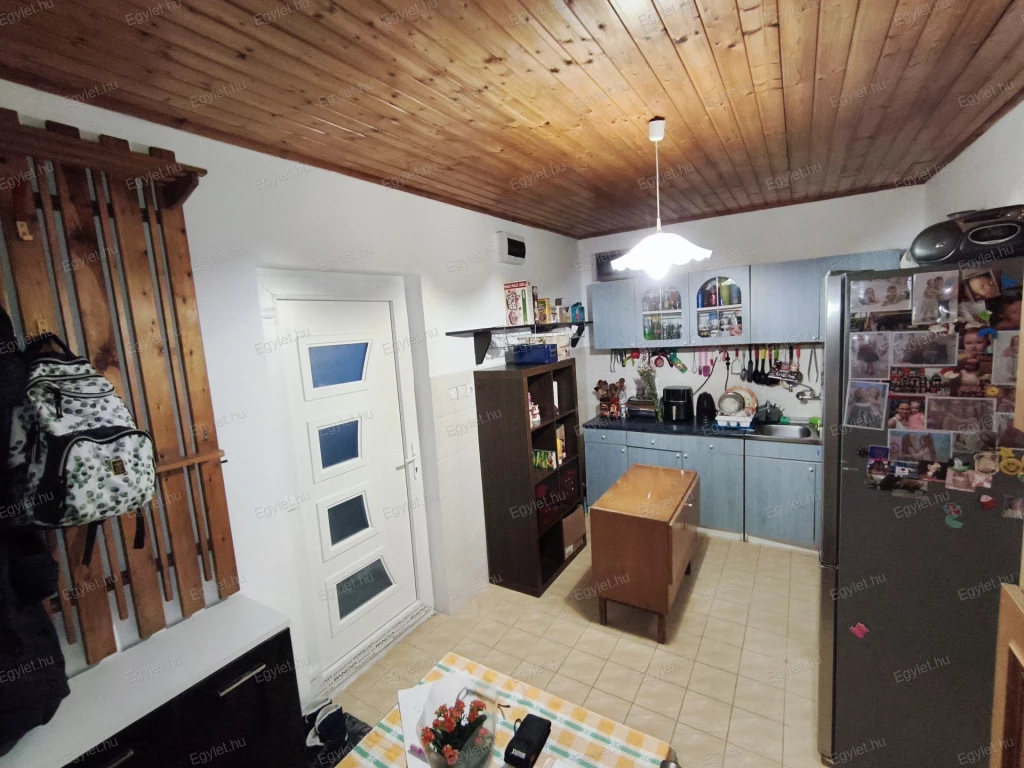 Eladó a 23. kerületben, Soroksáron egy 26 nm-es nagy szobával rendelkező, 57 m2 -es, ikerházfél. Az ingatlan nagyon jó elosztású, világos, jól átgondolt terekkel.