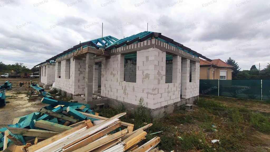 Megvételre kínálunk Monoron egy újépítésű, HÓSZIVATTYÚS, KLÍMÁS, teraszos, 86 nm-es, 4 szobás ikerházat.