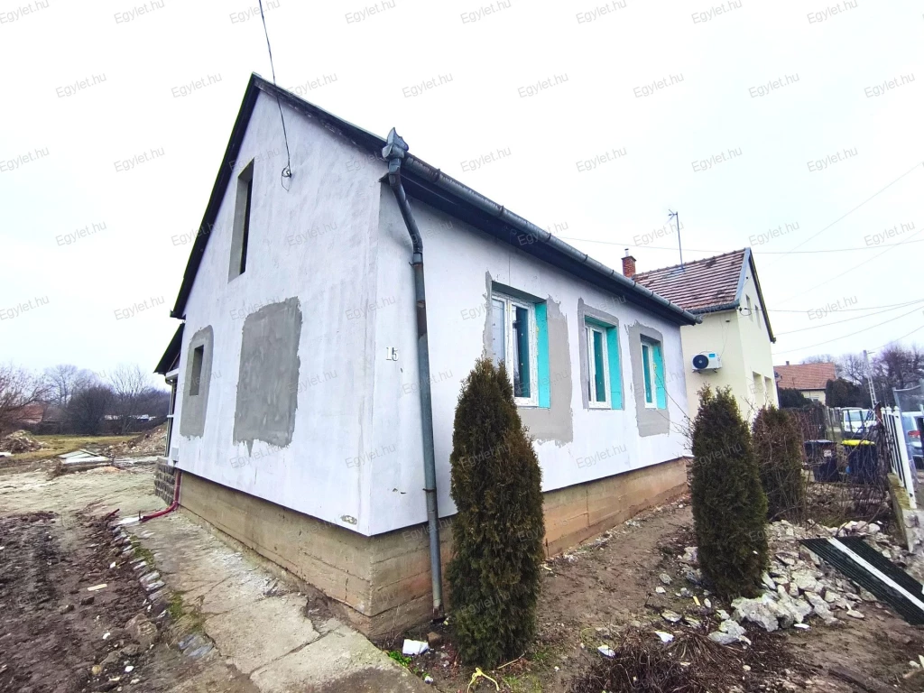 Megvételre kínálunk Monoron egy FELÚJÍTOTT, HÓSZIVATTYÚS, KLÍMÁS, teraszos, 96 nm-es, 5 szobás ikerházat.